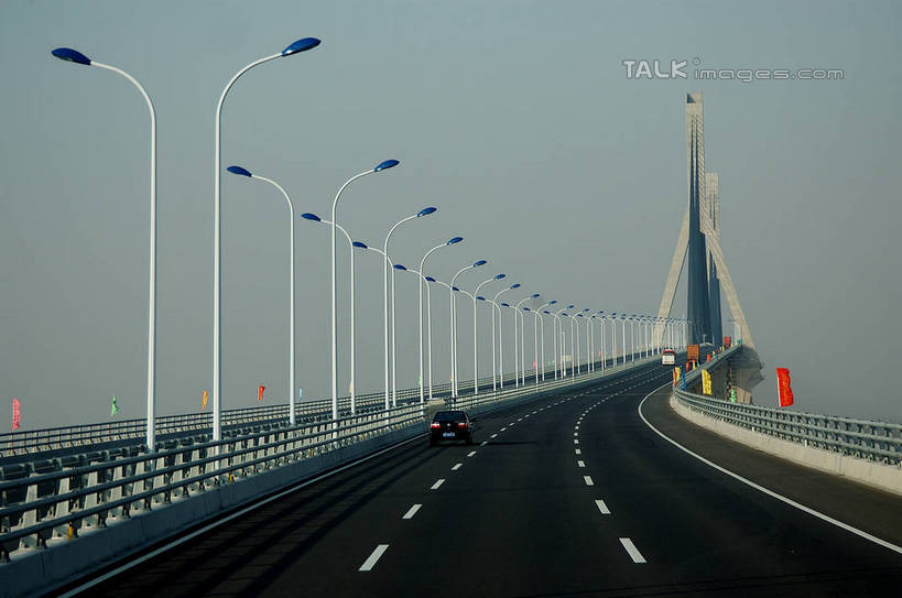 无人,横图,室外,白天,正面,度假,美景,城市风光,标志建筑,城市,大桥,道路,地标,建筑,路,路灯,桥梁,公路,照明,上海,中国,亚洲,阴影,光线,影子,景观,桥,灯光,分界线,停车线,交通,娱乐,建设,跨海大桥,浦东,灯,蓝色,蓝天,天空,阳光,天,享受,休闲,景色,放松,晴朗,车行道,车行道分界线,照亮,申,照明设备,标线,东海大桥,浦东新区,东亚,车行线,上海市,万里无云,中华人民共和国,沪,华东地区,晴空,晴空万里,马路,彩图,shzxz1
