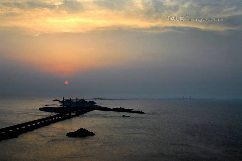 无人,横图,俯视,航拍,室外,白天,度假,海浪,海洋,美景,日落,城市风光,标志建筑,城市,大桥,地标,建筑,桥梁,上海,中国,亚洲,景观,浪花,水平线,晚霞,霞光,落日,桥,辽阔,海平线,娱乐,建设,跨海大桥,浦东,海水,黄昏,享受,休闲,广阔,景色,彩霞,放松,一望无际,申,鸟瞰,海景,东海大桥,浦东新区,东亚,上海市,中华人民共和国,沪,华东地区,无边无际,一马平川,夕照,薄暮,大海,风浪,海,海水的波动,近岸浪,涌浪,夕阳,彩图,高角度拍摄,傍晚,水天相接,水天一线,斜阳,shzxz1