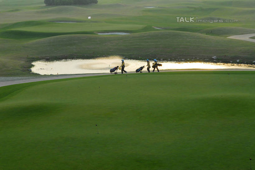 东方人,三个人,公园,走,横图,俯视,航拍,室外,白天,旅游,度假,草地,草坪,湖,湖泊,美景,水,植物,道路,路,上海,中国,亚洲,服装,高尔夫,高尔夫球,湖面,景观,水流,水面,球场,小路,交通,休闲装,黄种人,娱乐,高尔夫球场,草,衣服,绿色,自然,湖水,享受,休闲,休闲服,景色,放松,服饰,申,高尔夫球杆,国家公园,鸟瞰,自然风光,绿茵场,东亚,佘山,高尔夫运动,高尔夫球具,松江区,上海市,高尔夫球杆包,高尔夫拉杆箱,高尔夫拉杆包,中华人民共和国,沪,华东地区,高尔夫球运动,男人,男性,年轻男性,年轻女性,女人,女性,亚洲人,步行,散步,走路,半身,彩图,高角度拍摄,上海佘山国际高尔夫俱乐部,佘山国家森林公园,shzxz1