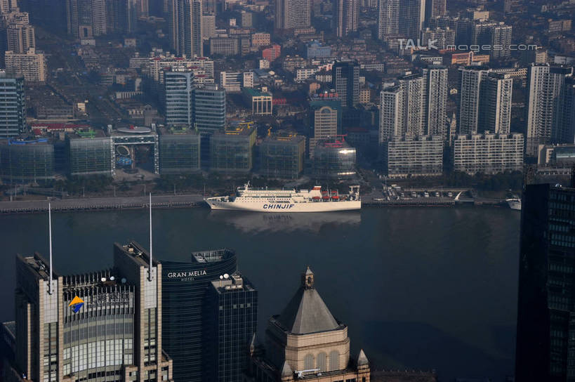 无人,家,高楼大厦,横图,俯视,航拍,室外,白天,度假,河流,美景,水,城市风光,标志建筑,城市,大厦,地标,建筑,摩天大楼,船,客轮,上海,中国,亚洲,阴影,波纹,光线,影子,房屋,屋子,河水,景观,水流,公寓,涟漪,娱乐,建设,浦东,洋房,楼房,住宅,倒影,水纹,阳光,交通工具,波浪,享受,休闲,景色,放松,申,倒映,渡轮,鸟瞰,客船,载具,金融中心,陆家嘴,陆家嘴金融贸易区,浦东新区,东亚,上海市,中华人民共和国,沪,华东地区,水晕,反照,彩图,高角度拍摄,房子,大楼,高层建筑,高楼,摩天楼,国际航运金融大厦,上海国际航运金融大厦,shzxz1