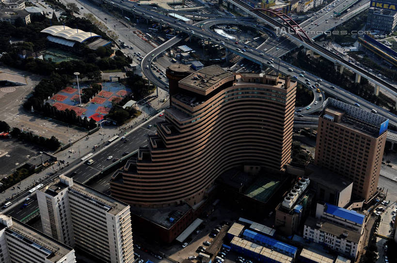 无人,家,高楼大厦,横图,俯视,航拍,室外,白天,度假,美景,植物,城市风光,标志建筑,城市,大桥,大厦,道路,地标,建筑,路,摩天大楼,桥梁,公路,上海,中国,亚洲,阴影,光线,影子,房屋,屋子,景观,高架,公寓,桥,交通,娱乐,建设,洋房,楼房,住宅,树,树木,绿色,阳光,自然,享受,休闲,景色,放松,徐家汇,生长,成长,申,鸟瞰,高架桥,东亚,徐汇区,华亭宾馆,上海市,高架道路,跨线桥,中华人民共和国,沪,华东地区,马路,彩图,高角度拍摄,房子,大楼,高层建筑,高楼,客店,客栈,旅店,旅馆,旅舍,摩天楼,上海华亭宾馆,shzxz1