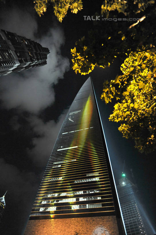 无人,高楼大厦,竖图,室外,夜晚,仰视,度假,美景,植物,城市风光,标志建筑,城市,大厦,地标,建筑,摩天大楼,夜景,上海,中国,亚洲,阴影,光线,影子,景观,灯光,娱乐,建设,金茂大厦,浦东,树,树木,绿色,自然,享受,休闲,景色,放松,环球金融中心,生长,成长,申,柏悦酒店,金融中心,陆家嘴,陆家嘴金融贸易区,浦东新区,上海环球金融中心,东亚,上海市,中华人民共和国,沪,华东地区,金茂大楼,环球金融中心大厦,彩图,低角度拍摄,大楼,高层建筑,高楼,摩天楼,shzxz1