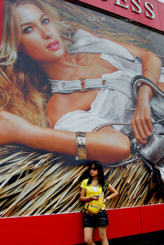 东方人,一个人,站,竖图,室外,白天,仰视,亚洲,仅一个年轻女性,仅一个女性,仅一个人,一副,服装,信息,英文,标志,墨镜,文字,眼镜,字符,字母,休闲装,黄种人,标识,手叉腰,海报,广告,衣服,黄色,太阳镜,太阳眼镜,叉腰,站着,休闲,休闲服,遮阳镜,服饰,英文字母,宣传,单手叉腰,年轻女性,女人,女性,亚洲人,站立,半身,彩图,低角度拍摄,招贴,shzxz1