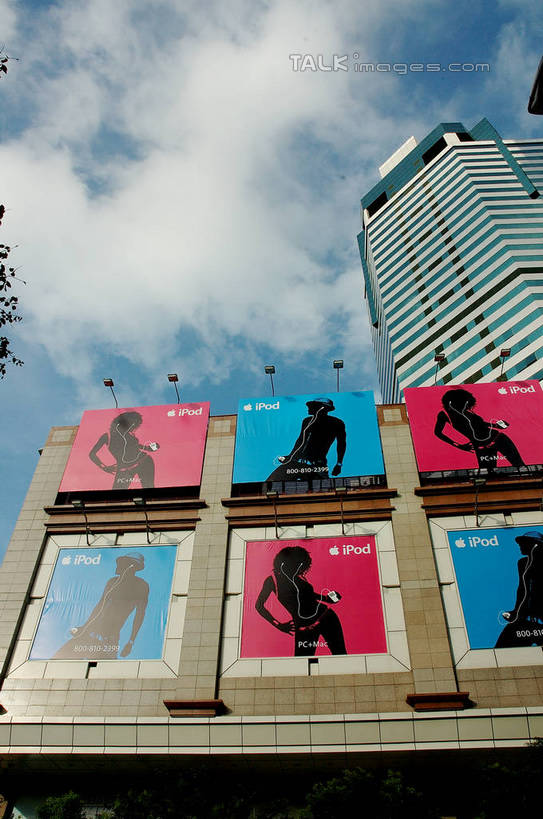 无人,高楼大厦,竖图,室外,白天,仰视,度假,美景,植物,城市风光,城市,大厦,建筑,摩天大楼,照明,阴影,光线,信息,影子,景观,云,云朵,灯光,云彩,娱乐,建设,海报,广告,灯,树,树木,蓝色,绿色,白云,蓝天,天空,阳光,自然,灯具,天,享受,休闲,景色,放松,生长,晴朗,成长,照亮,照明设备,宣传,晴空,彩图,低角度拍摄,大楼,高层建筑,高楼,摩天楼,招贴,shzxz1