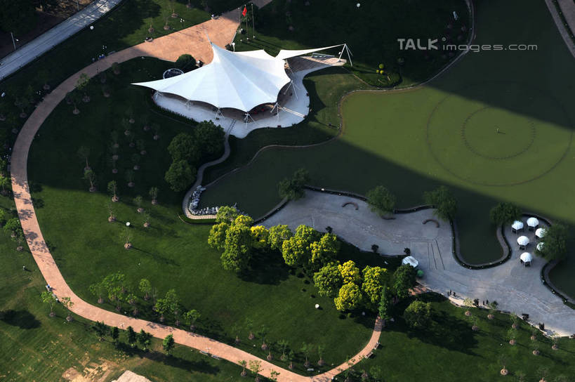 无人,横图,俯视,航拍,室外,白天,度假,草地,草坪,美景,植物,城市风光,城市,道路,路,上海,中国,亚洲,阴影,光线,影子,景观,小路,交通,娱乐,浦东,草,树,树木,绿色,阳光,自然,享受,休闲,景色,放松,生长,成长,申,鸟瞰,陆家嘴,浦东新区,东亚,上海市,中华人民共和国,沪,华东地区,陆家嘴中心绿地,上海陆家嘴中心绿地,彩图,高角度拍摄,shzxz1