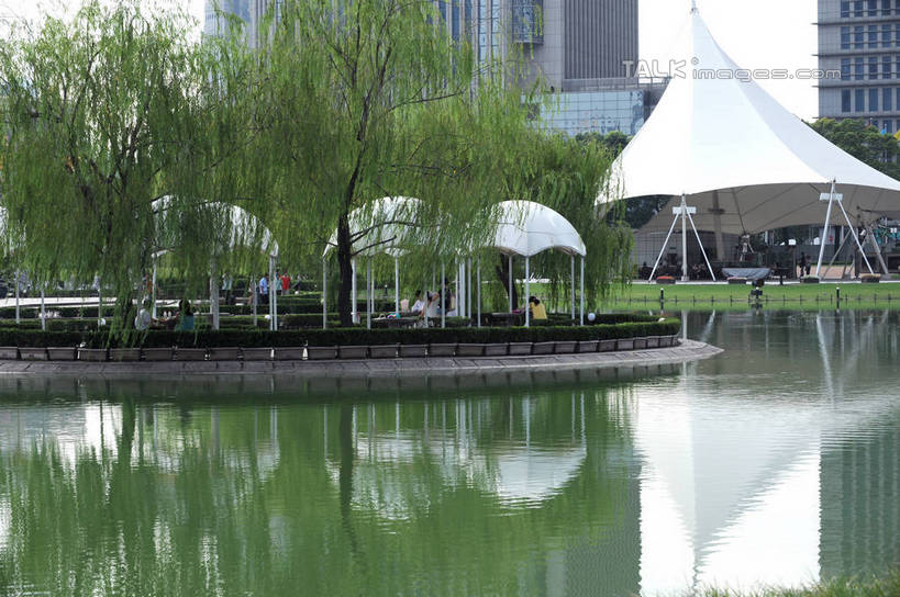 无人,高楼大厦,横图,室外,白天,正面,度假,草地,草坪,河流,美景,水,植物,城市风光,城市,大厦,建筑,摩天大楼,上海,中国,亚洲,波纹,河水,景观,水流,涟漪,娱乐,建设,浦东,草,树,树木,绿色,倒影,水纹,自然,波浪,享受,休闲,景色,放松,生长,成长,申,倒映,陆家嘴,浦东新区,东亚,上海市,中华人民共和国,沪,华东地区,水晕,陆家嘴中心绿地,上海陆家嘴中心绿地,反照,彩图,大楼,高层建筑,高楼,摩天楼,shzxz1