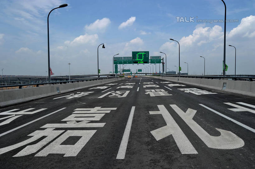 无人,横图,室外,白天,正面,度假,美景,城市风光,城市,大桥,路灯,桥梁,照明,上海,中国,亚洲,阴影,光线,标志,文字,影子,字符,景观,云,云朵,高架,桥,灯光,云彩,娱乐,标识,灯,蓝色,白云,蓝天,天空,阳光,天,享受,休闲,汉字,景色,放松,晴朗,虹桥火车站,照亮,申,照明设备,中文,高架桥,东亚,闵行区,上海市,高架道路,跨线桥,中华人民共和国,沪,华东地区,国文,华文,晴空,彩图,上海虹桥站,shzxz1