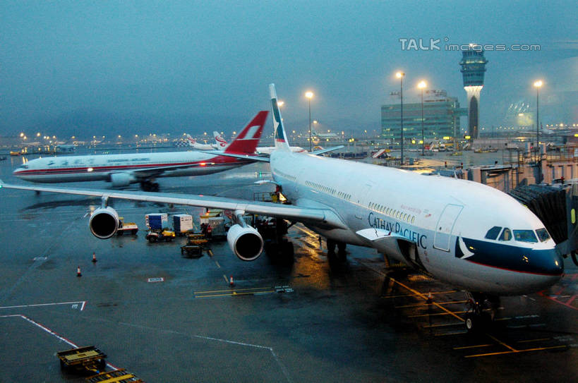 无人,高楼大厦,机场,横图,室外,白天,正面,度假,美景,城市风光,城市,大厦,飞机,飞机场,建筑,路灯,摩天大楼,照明,香港,中国,亚洲,阴影,朦胧,模糊,光线,影子,景观,灯光,交通,娱乐,航空,建设,灯,蓝色,蓝天,天空,停机坪,交通工具,天,享受,休闲,景色,放松,运输,晴朗,照亮,港,客机,照明设备,载具,东亚,香港国际机场,万里无云,香港特别行政区,港澳台,中华人民共和国,香港赤鱲角国际机场,晴空,晴空万里,彩图,大楼,高层建筑,高楼,摩天楼,shzxz1