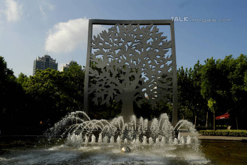 无人,横图,室外,白天,正面,度假,草地,草坪,美景,水,植物,城市风光,城市,喷泉,雕塑,上海,中国,亚洲,阴影,飞溅,艺术,装饰,溅,光线,雕刻,雕像,液体,影子,景观,水滴,云,云朵,云彩,文化,娱乐,水珠,草,树,树木,蓝色,绿色,白云,蓝天,天空,阳光,自然,工艺品,天,品味,享受,休闲,景色,放松,徐家汇,生长,晴朗,成长,纪念,美术,申,喷洒,主题,水景,陈列,东亚,徐汇区,徐家汇公园,上海市,中华人民共和国,沪,华东地区,功能,美学,美观,设计,晴空,彩图,shzxz1