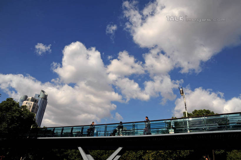 东方人,高楼大厦,栏杆,走,横图,室外,白天,仰视,度假,石头,美景,植物,城市风光,城市,大厦,建筑,摩天大楼,上海,中国,亚洲,行人,游客,游人,阴影,服装,光线,石子,影子,景观,云,云朵,天桥,围栏,桥,许多人,云彩,注视,休闲装,黄种人,娱乐,建设,护栏,路人,旅客,树,树木,衣服,蓝色,绿色,白云,蓝天,天空,阳光,自然,天,观察,看,一群人,享受,休闲,休闲服,景色,放松,服饰,徐家汇,生长,晴朗,成长,观看,人行桥,申,察看,关注,东亚,徐汇区,徐家汇公园,上海市,中华人民共和国,沪,华东地区,过客,男人,男性,年轻男性,年轻女性,女人,女性,亚洲人,石块,晴空,步行,散步,走路,半身,彩图,低角度拍摄,大楼,高层建筑,高楼,摩天楼,shzxz1