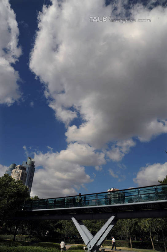 东方人,高楼大厦,栏杆,走,竖图,室外,白天,仰视,度假,石头,美景,植物,城市风光,城市,大厦,建筑,摩天大楼,上海,中国,亚洲,行人,游客,游人,阴影,服装,光线,石子,影子,景观,云,云朵,天桥,围栏,桥,许多人,云彩,注视,休闲装,黄种人,娱乐,建设,护栏,路人,旅客,树,树木,衣服,蓝色,绿色,白云,蓝天,天空,阳光,自然,天,观察,看,一群人,享受,休闲,休闲服,景色,放松,服饰,徐家汇,生长,晴朗,成长,观看,人行桥,申,察看,关注,东亚,徐汇区,徐家汇公园,上海市,中华人民共和国,沪,华东地区,过客,男人,男性,年轻男性,年轻女性,女人,女性,亚洲人,石块,晴空,步行,散步,走路,半身,彩图,低角度拍摄,大楼,高层建筑,高楼,摩天楼,shzxz1