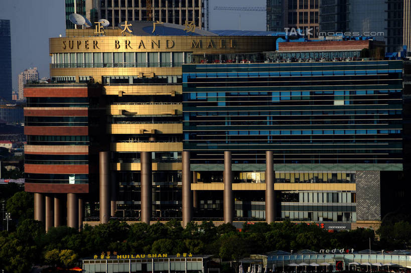 无人,高楼大厦,商店,横图,室外,白天,正面,购物,度假,消费,美景,植物,城市风光,标志建筑,超市,城市,大厦,地标,建筑,摩天大楼,商场,上海,中国,亚洲,阴影,光线,影子,景观,娱乐,建设,浦东,树,树木,蓝色,绿色,蓝天,天空,阳光,自然,天,享受,休闲,景色,放松,金融,百货,生长,晴朗,成长,申,选购,贸易,百货公司,陆家嘴,浦东新区,正大广场,东亚,上海市,万里无云,中华人民共和国,沪,华东地区,血拼,晴空,晴空万里,彩图,大楼,高层建筑,高楼,购物商场,购物中心,摩天楼,商业中心,shzxz1