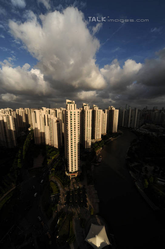 无人,高楼大厦,竖图,全景,俯视,航拍,室外,白天,度假,河流,美景,水,天际线,植物,城市风光,城市,大厦,建筑,摩天大楼,上海,中国,亚洲,阴影,光线,影子,河水,景观,水流,云,云朵,云彩,娱乐,建设,树,树木,蓝色,绿色,白云,蓝天,天空,阳光,自然,天,享受,休闲,景色,放松,生长,晴朗,成长,申,鸟瞰,东亚,普陀区,中远两湾城,上海市,中华人民共和国,沪,华东地区,晴空,彩图,高角度拍摄,大楼,高层建筑,高楼,摩天楼,shzxz1