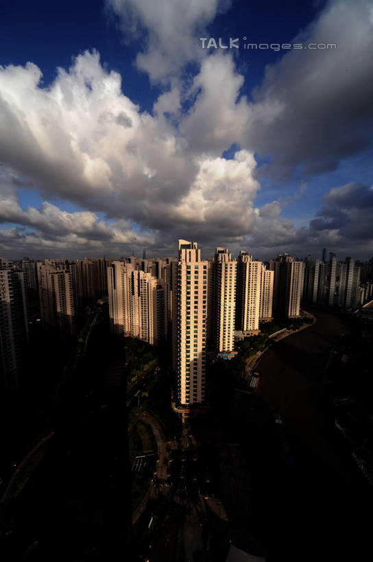 无人,高楼大厦,竖图,全景,俯视,航拍,室外,白天,度假,河流,美景,水,天际线,植物,城市风光,城市,大厦,建筑,摩天大楼,上海,中国,亚洲,阴影,光线,影子,河水,景观,水流,云,云朵,云彩,娱乐,建设,树,树木,蓝色,绿色,白云,蓝天,天空,阳光,自然,天,享受,休闲,景色,放松,生长,晴朗,成长,申,鸟瞰,东亚,普陀区,中远两湾城,上海市,中华人民共和国,沪,华东地区,晴空,彩图,高角度拍摄,大楼,高层建筑,高楼,摩天楼,shzxz1