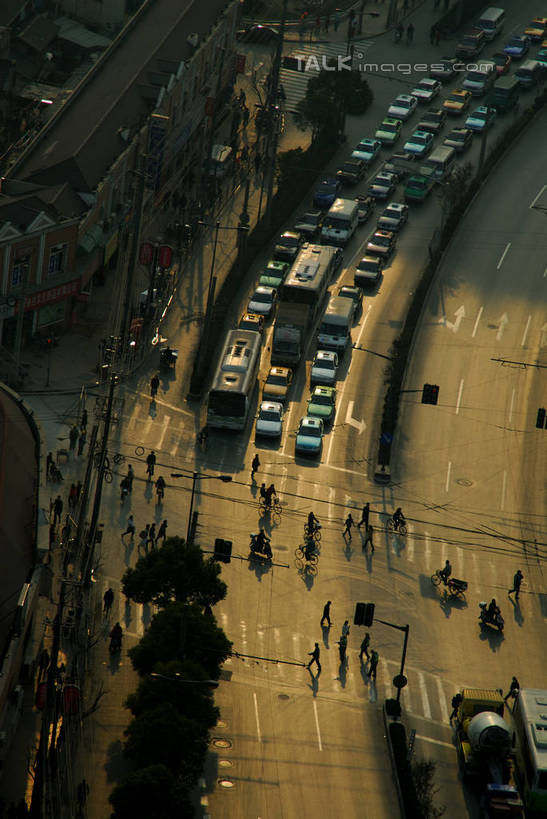 无人,高楼大厦,竖图,俯视,航拍,室外,白天,度假,美景,日落,植物,城市风光,城市,大厦,道路,建筑,路,路灯,摩天大楼,公路,汽车,照明,上海,中国,亚洲,阴影,光线,影子,景观,晚霞,霞光,落日,灯光,交通,拥堵,拥挤,娱乐,建设,虹口区,车,灯,树,树木,绿色,阳光,自然,黄昏,交通工具,轿车,享受,休闲,景色,彩霞,放松,生长,成长,照亮,堵车,塞车,申,照明设备,鸟瞰,载具,杨浦区,东亚,上海市,周家嘴路,中华人民共和国,沪,华东地区,夕照,薄暮,夕阳,马路,彩图,高角度拍摄,傍晚,大楼,高层建筑,高楼,摩天楼,斜阳,shzxz1