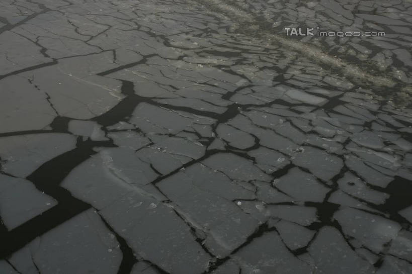 无人,横图,俯视,室外,白天,旅游,度假,河流,美景,水,上海,中国,亚洲,阴影,光线,影子,冰,河水,景观,水流,娱乐,阳光,自然,浮冰,享受,休闲,景色,放松,寒冷,申,冰冷,自然风光,东亚,松江区,上海市,中华人民共和国,沪,华东地区,严寒,冰凉,酷寒,凛冽,凛凛,极冷,流冰,浮冰块,彩图,高角度拍摄,shzyn1