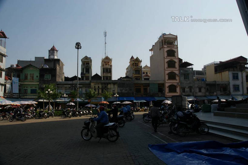 无人,家,商店,横图,室外,白天,仰视,购物,度假,消费,美景,植物,城市风光,超市,城市,道路,路,路灯,商场,公路,照明,越南,亚洲,阴影,光线,影子,房屋,屋子,景观,灯光,交通,娱乐,楼房,住宅,灯,树,树木,蓝色,绿色,蓝天,天空,阳光,自然,天,享受,休闲,景色,放松,金融,百货,东南亚,生长,晴朗,成长,照亮,照明设备,选购,贸易,百货公司,芒街,万里无云,越南社会主义共和国,血拼,广宁省,晴空,晴空万里,马路,彩图,低角度拍摄,房子,购物商场,购物中心,商业中心,芒街市,shzyn1