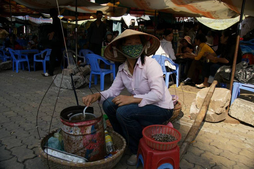 东方人,坐,横图,室外,白天,正面,度假,美景,城市风光,城市,帽子,越南,亚洲,阴影,服装,光线,伞,铁桶,桶,影子,雨伞,遮阳伞,景观,许多人,扭头,注视,休闲装,黄种人,娱乐,阳伞,衣服,阳光,容器,遮阳帽,观察,看,转头,一群人,享受,休闲,休闲服,景色,放松,服饰,东南亚,观看,储藏,察看,太阳伞,储存,关注,芒街,越南社会主义共和国,广宁省,男人,男性,年轻男性,年轻女性,女人,女性,亚洲人,坐着,彩图,全身,芒街市,贮存,shzyn1