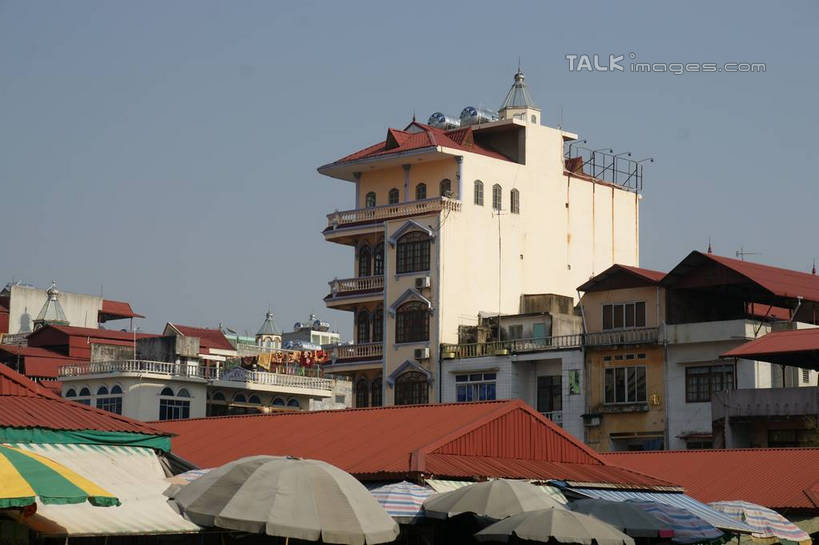 无人,家,横图,室外,白天,仰视,度假,美景,植物,城市风光,城市,路灯,照明,越南,亚洲,阴影,光线,伞,影子,雨伞,遮阳伞,房屋,屋子,景观,灯光,娱乐,阳伞,楼房,住宅,灯,树,树木,蓝色,绿色,蓝天,天空,阳光,自然,天,享受,休闲,景色,放松,东南亚,生长,晴朗,成长,照亮,太阳伞,照明设备,芒街,万里无云,越南社会主义共和国,广宁省,晴空,晴空万里,彩图,低角度拍摄,房子,芒街市,shzyn1