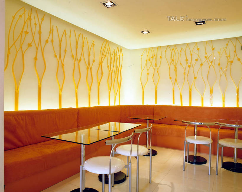 无人,餐厅,横图,室内,白天,正面,沙发,天花板,桌子,椅子,玻璃,照明,墙,灯光,茶几,顶灯,墙壁,墙面,玻璃制品,灯,灯具,照亮,照明设备,布艺沙发,彩图,餐馆,饭店,饭馆,szzm1