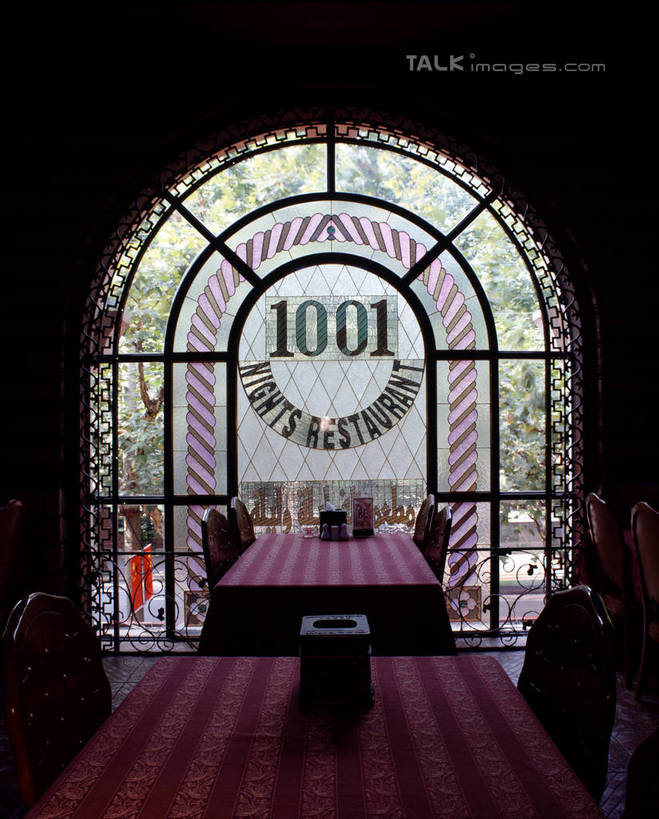 无人,餐厅,竖图,室内,白天,正面,餐桌,窗户,桌子,椅子,阴影,反射,标志,布料,数字,文字,影子,字符,布纹,标识,玻璃窗,桌布,餐巾,台布,阿拉伯数字,餐台,餐桌布,彩图,餐馆,饭店,饭馆,szzm1