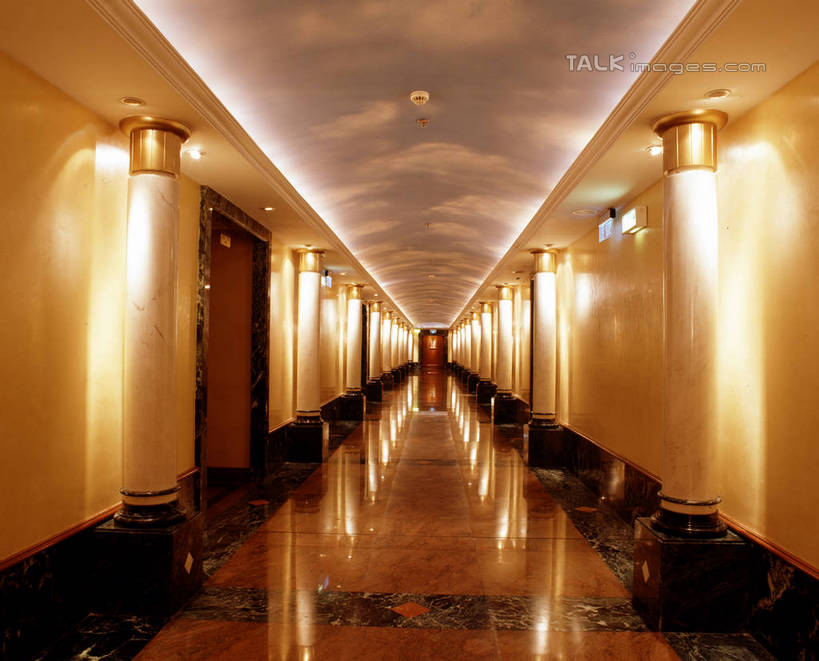 无人,横图,室内,白天,正面,消失点,天花板,照明,阴影,光线,瓷砖,地砖,影子,墙,走道,走廊,过道,灯光,地面,顶灯,墙壁,墙面,灯,灯具,照亮,照明设备,彩图,没影点,灭点,szzm1