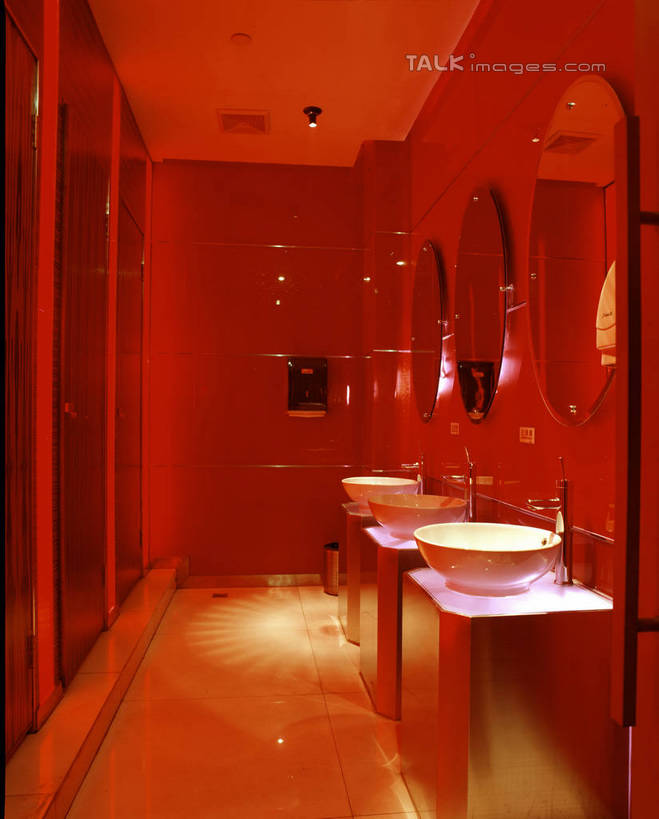 无人,竖图,室内,白天,正面,聚会,奢侈,夜生活,卫生间,洗手间,照明,阴影,光线,壁灯,水槽,水龙头,影子,墙,走道,走廊,过道,灯光,娱乐,水斗,开关,墙壁,墙面,灯,红色,灯具,打开,休闲,放松,夜店,照亮,阀门,开启,照明设备,夜总会,公厕,公共厕所,水咀,厕所,彩图,szzm1