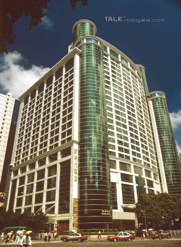 东方人,宾馆,站,走,竖图,室外,白天,仰视,旅游,度假,植物,标志建筑,道路,地标,建筑,酒店,路,公路,深圳,中国,亚洲,行人,阴影,服装,光线,影子,云,云朵,交通,许多人,云彩,注视,休闲装,黄种人,娱乐,建设,路人,树,树木,衣服,蓝色,绿色,白云,蓝天,天空,阳光,自然,天,观察,看,站着,一群人,享受,休闲,休闲服,旅游胜地,放松,服饰,生长,晴朗,成长,观看,旅社,察看,关注,东亚,广东,鹏城,广东省,中华人民共和国,华南地区,粤,深圳市,过客,男人,男性,年轻男性,年轻女性,女人,女性,亚洲人,晴空,马路,步行,散步,站立,走路,半身,彩图,低角度拍摄,客店,客栈,旅店,旅馆,罗湖区,商旅,深圳新时代酒店,szzm1