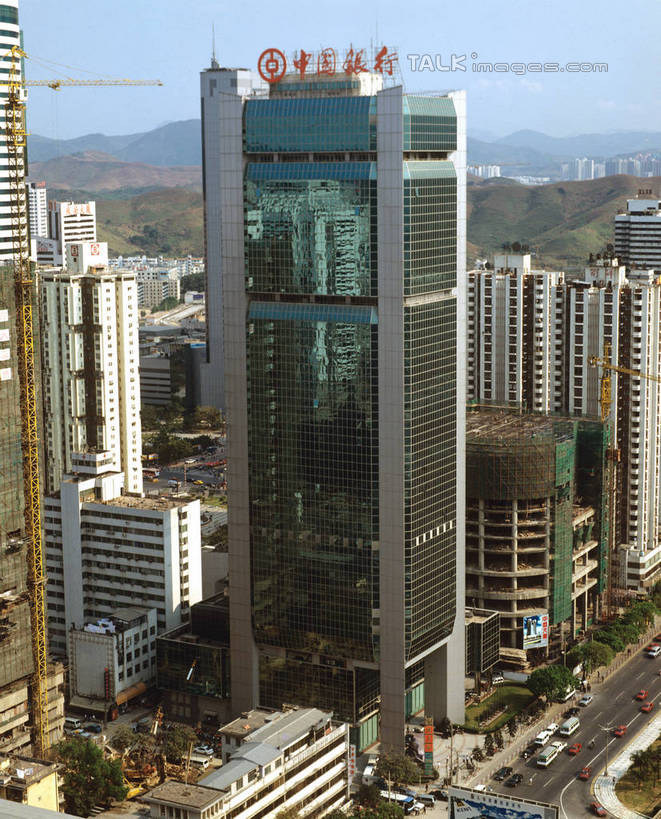 无人,银行,高楼大厦,竖图,俯视,室外,白天,度假,技术,美景,植物,城市风光,城市,大厦,道路,建筑,路,摩天大楼,公路,汽车,深圳,中国,亚洲,阴影,光线,影子,景观,云,云朵,建筑群,交通,云彩,娱乐,设备,建设,车,吊车,树,树木,施工,蓝色,绿色,白云,蓝天,天空,阳光,自然,交通工具,轿车,天,享受,休闲,机械,起重机,景色,放松,金融,理财,生长,经济,晴朗,成长,工程,资金,载具,流通,贸易,中国银行,东亚,广东,鹏城,广东省,中华人民共和国,华南地区,粤,深圳市,工作车,施工车,汽车吊,晴空,马路,彩图,高角度拍摄,大楼,高层建筑,高楼,摩天楼,机构,金融机构,商业银行,szzm1