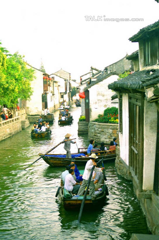 东方人,家,坐,竖图,俯视,室外,白天,旅游,度假,河流,美景,水,植物,船,周庄,中国,亚洲,许多,悬挂,阴影,光线,灯笼,影子,房屋,屋子,河水,景观,水流,木船,许多人,黄种人,娱乐,江苏,苏州,民居,住宅,树,树木,红色,蓝色,绿色,蓝天,天空,阳光,自然,交通工具,天,行驶,一群人,享受,休闲,景色,放松,水乡,生长,成长,舟,自然风光,东亚,江苏省,苏州市,昆山,昆山市,中华人民共和国,华东地区,苏,中国第一水乡,男人,男性,女人,女性,中年男性,中年女性,亚洲人,坐着,彩图,高角度拍摄,全身,房子,yzdzj1