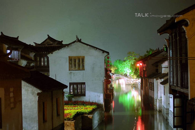 无人,家,横图,室外,夜晚,正面,旅游,度假,河流,美景,水,植物,窗户,周庄,中国,亚洲,许多,悬挂,阴影,光线,灯笼,影子,房屋,屋子,河水,景观,水流,灯光,娱乐,江苏,苏州,民居,玻璃窗,住宅,树,树木,红色,蓝色,绿色,蓝天,天空,自然,天,享受,休闲,闪耀,景色,放松,水乡,生长,成长,闪烁,照明设备,自然风光,东亚,江苏省,苏州市,昆山,昆山市,中华人民共和国,华东地区,苏,中国第一水乡,彩图,房子,yzdzj1