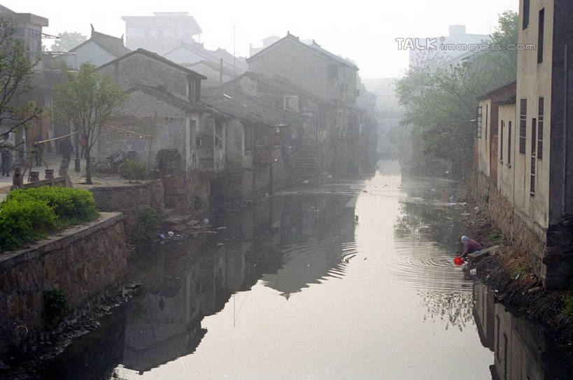 东方人,一个人,家,蹲,横图,室外,白天,正面,旅游,度假,河流,美景,水,植物,中国,亚洲,仅一个女性,仅一个人,许多,阴影,光线,盆,影子,塑料,房屋,屋子,河水,景观,水流,黄种人,娱乐,江苏,苏州,洗衣,民居,住宅,树,树木,洗衣服,红色,蓝色,绿色,倒影,蓝天,天空,阳光,自然,塑料制品,天,仅一个中年女性,享受,休闲,景色,放松,水乡,生长,成长,自然风光,东亚,江苏省,苏州市,中华人民共和国,华东地区,苏,木渎,木渎古镇,木渎镇,女人,女性,中年女性,亚洲人,蹲着,彩图,全身,房子,yzdzj1