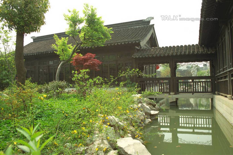 无人,家,栏杆,横图,室外,白天,正面,旅游,度假,草地,草坪,河流,美景,水,植物,中国,亚洲,许多,阴影,光线,影子,房屋,屋子,河水,景观,水流,围栏,走廊,过道,娱乐,江苏,苏州,护栏,民居,住宅,草,树,树木,蓝色,绿色,倒影,蓝天,天空,阳光,自然,天,享受,休闲,景色,放松,回廊,水乡,生长,成长,自然风光,东亚,江苏省,苏州市,中华人民共和国,华东地区,苏,木渎,木渎古镇,木渎镇,彩图,房子,yzdzj1