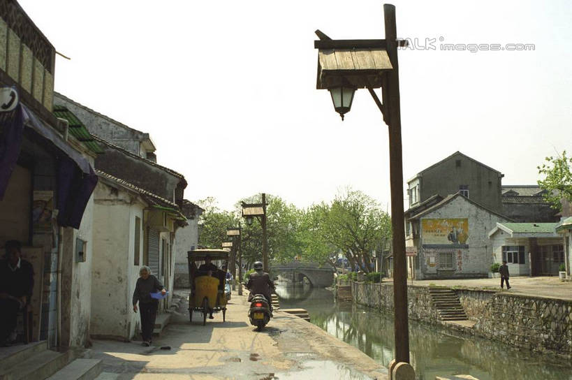 东方人,三个人,家,走,横图,室外,白天,正面,旅游,度假,河流,美景,水,植物,路灯,摩托车,中国,亚洲,许多,阴影,光线,影子,房屋,屋子,河水,景观,水流,灯光,三轮车,黄种人,娱乐,江苏,苏州,民居,住宅,车,灯,树,树木,蓝色,绿色,蓝天,天空,阳光,自然,交通工具,天,骑车,享受,休闲,景色,放松,水乡,生长,成长,照明设备,自然风光,东亚,江苏省,苏州市,中华人民共和国,华东地区,苏,木渎,木渎古镇,木渎镇,男人,男性,女人,女性,中年男性,中年女性,亚洲人,步行,散步,走路,彩图,全身,房子,yzdzj1