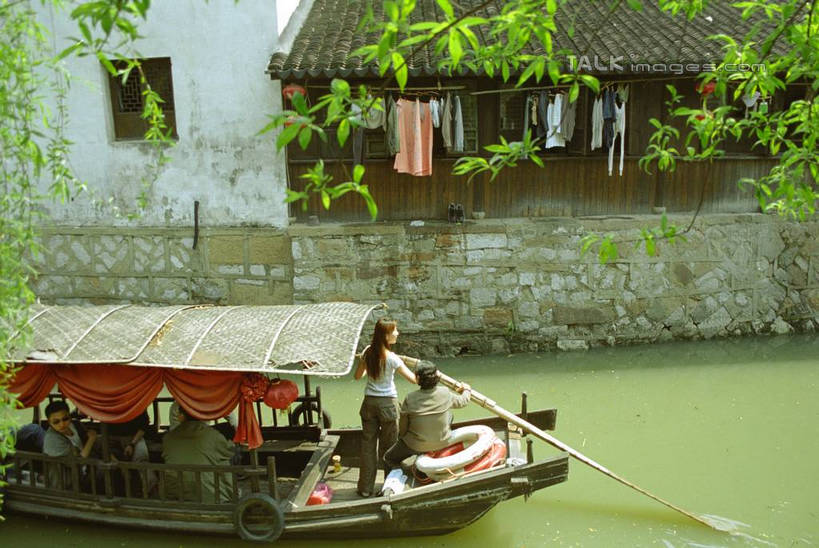 划船,东方人,家,坐,走,横图,俯视,室外,白天,旅游,度假,河流,美景,水,植物,船,中国,亚洲,一艘,许多,阴影,光线,船桨,影子,房屋,屋子,河水,景观,水流,木船,许多人,拿,拿着,黄种人,娱乐,浙江,民居,住宅,树,树木,浙江省,蓝色,绿色,倒影,蓝天,天空,阳光,自然,交通工具,天,行驶,一群人,享受,休闲,景色,放松,水乡,生长,成长,杭州,舟,自然风光,东亚,杭州市,中华人民共和国,华东地区,省会,浙,南浔,南浔古镇,男人,男性,女人,女性,中年男性,中年女性,亚洲人,步行,散步,走路,坐着,彩图,高角度拍摄,全身,房子,yzdzj1