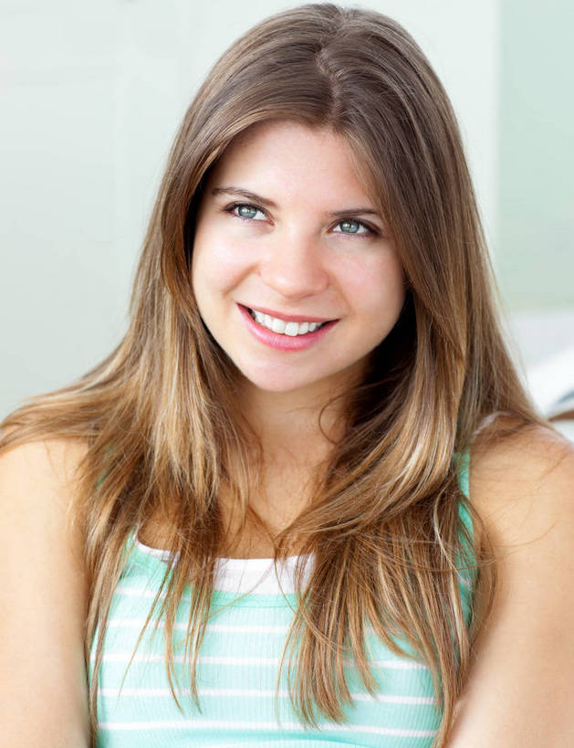 西方人,一个人,站,笑,微笑,露齿笑,竖图,室内,白天,正面,吊带,欧洲,欧洲人,仅一个年轻女性,仅一个女性,仅一个人,阴影,服装,反射,影子,注视,吊带衫,衣服,观察,看,站着,服饰,观看,察看,衣着,穿着,关注,衣饰,年轻女性,女人,女性,白种人,站立,半身,彩图