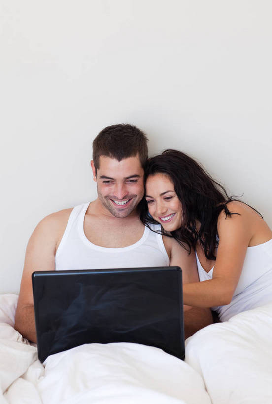 西方人,中年人,两个人,家庭,夫妻,坐,笑,微笑,露齿笑,竖图,室内,白天,白色背景,正面,爱情,电脑,笔记本电脑,床,卧室,欧洲,欧洲人,阴影,服装,反射,网络,背心,影子,墙,双人床,床单,浪漫,注视,通讯设备,被子,墙壁,墙面,衣服,白色,观察,看,靠,靠着,温暖,温馨,一家人,恩爱,恋人,服饰,观看,一台,和睦,察看,无线,被单,衣着,穿着,关注,通信设备,无线网络,无线上网,便携式电脑,衣饰,手提电脑,男人,男性,女人,女性,中年男性,中年女性,白种人,夫妇,情侣,坐着,半身,彩图,睡房,卧房,伴侣,融洽