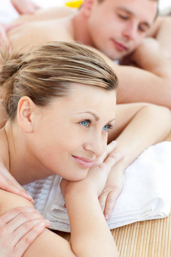 西方人,四个人,按摩师,美容院,闭眼,笑,微笑,竖图,室内,白天,侧面,爱情,按摩,靠垫,欧洲,欧洲人,阴影,反射,影子,靠枕,浪漫,注视,裸露,顾客,垫子,枕头,观察,看,趴着,享受,健康,温暖,温馨,恩爱,搭,保健,恋人,观看,和睦,察看,搭着,关注,裸,指压,主顾,男人,男性,年轻男性,年轻女性,女人,女性,白种人,情侣,技师,闭眼睛,闭着眼,闭着眼睛,趴,半身,彩图,推拿,保健人员,伴侣,融洽