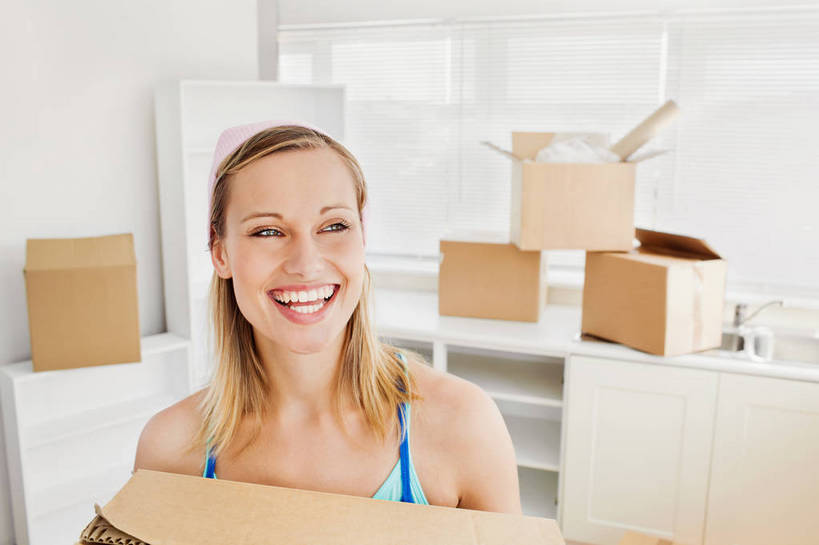 西方人,一个人,站,捧,笑,微笑,露齿笑,横图,室内,白天,正面,窗户,吊带,欧洲,欧洲人,仅一个年轻女性,仅一个女性,仅一个人,许多,阴影,服装,反射,包装,影子,纸箱,墙,很多,注视,吊带衫,玻璃窗,墙壁,墙面,衣服,白色,容器,箱子,观察,看,站着,服饰,观看,察看,衣着,穿着,关注,纸板箱,包装箱,衣饰,年轻女性,女人,女性,白种人,端,端着,捧着,手捧,站立,半身,彩图