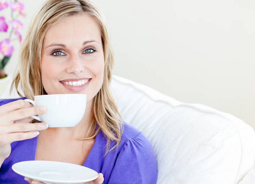 西方人,一个人,商务人士,商务女性,客厅,坐,笑,微笑,露齿笑,横图,室内,白天,正面,靠垫,沙发,杯子,餐具,欧洲,欧洲人,仅一个年轻女性,仅一个女性,仅一个人,握,套装,服装,瓷器,碟子,盘,墙,咖啡杯,靠枕,陶瓷制品,拿,拿着,注视,休闲装,墙壁,墙面,衣服,白色,盘子,垫子,碟,枕头,观察,看,休闲,休闲服,握着,服饰,观看,察看,起居室,关注,瓷杯,商务装,布艺沙发,工薪阶层,巴斯,客堂,年轻女性,女性,白种人,白领,上班族,坐着,半身,彩图