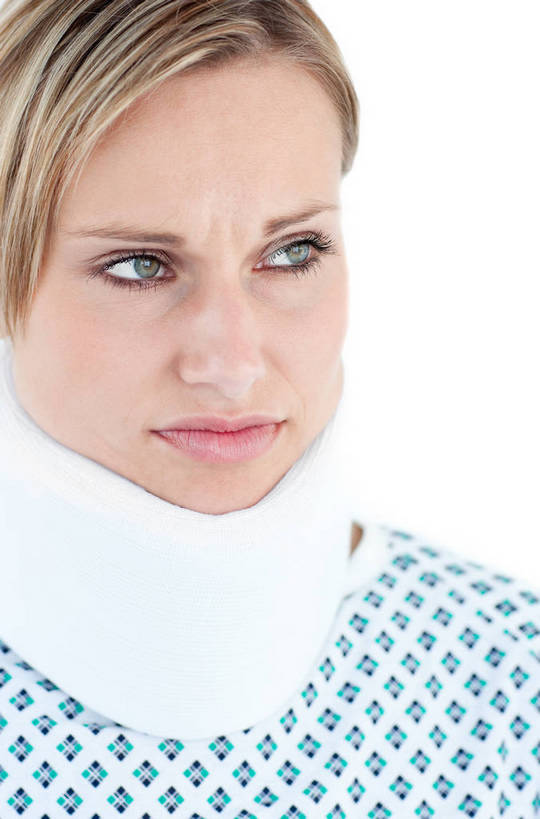 西方人,脸,头,脸颊,一个人,病人,笑,微笑,竖图,室内,特写,白天,白色背景,正面,欧洲,欧洲人,仅一个年轻女性,仅一个女性,仅一个人,医学,注视,肩膀,医疗用品,观察,看,摄影,影棚,观看,察看,医疗,病服,关注,病患,医疗器械,颈托,病号服,年轻女性,女人,女性,白种人,头部,脸部,脸蛋,面部,患者,就医者,半身,彩图,影棚拍摄,拍摄,病患服,病人服,病员服