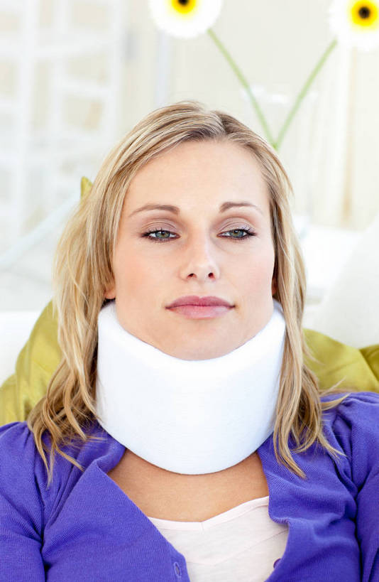 西方人,一个人,客厅,坐,竖图,室内,白天,正面,欧洲,欧洲人,仅一个年轻女性,仅一个女性,仅一个人,阴影,服装,朦胧,模糊,盛开,反射,医学,影子,墙,花蕾,注视,休闲装,墙壁,墙面,花,花瓣,花朵,鲜花,两朵,衣服,黄色,蓝色,白色,医疗用品,花苞,花蕊,观察,看,休闲,休闲服,服饰,观看,察看,医疗,起居室,关注,医疗器械,颈托,客堂,年轻女性,女人,女性,白种人,坐着,半身,彩图