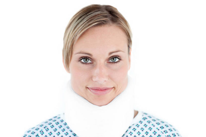 西方人,脸,头,脸颊,脖子,一个人,病人,站,横图,室内,特写,白天,白色背景,正面,欧洲,欧洲人,仅一个年轻女性,仅一个女性,仅一个人,阴影,反射,医学,影子,注视,肩膀,一个,白色,医疗用品,观察,看,站着,摄影,影棚,单个,观看,察看,医疗,病服,关注,病患,医疗器械,颈托,病号服,年轻女性,女人,女性,白种人,头部,脖,颈,颈部,脸部,脸蛋,面部,患者,就医者,站立,半身,彩图,影棚拍摄,拍摄,病患服,病人服,病员服