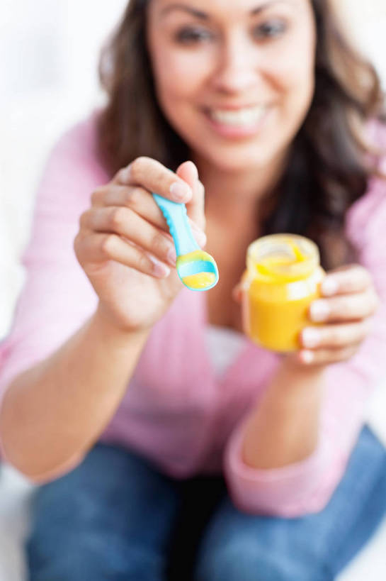 西方人,一个人,坐,笑,微笑,露齿笑,竖图,室内,白天,正面,欧洲,欧洲人,仅一个年轻女性,仅一个女性,仅一个人,握,服装,裤子,朦胧,模糊,勺子,食品,营养,拿,拿着,注视,牛仔裤,休闲装,食物,衣服,调羹,汤匙,观察,看,休闲,休闲服,握着,服饰,观看,察看,关注,养分,年轻女性,女人,女性,白种人,坐着,半身,彩图,婴儿食物