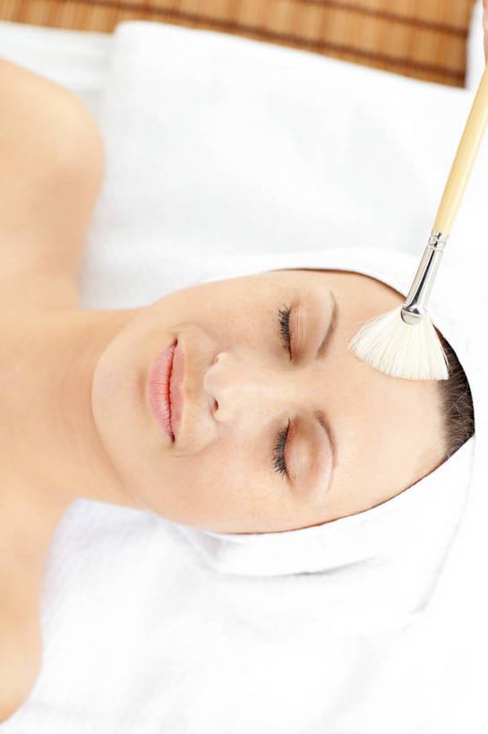 西方人,脸,头,脸颊,一个人,躺,闭眼,笑,微笑,竖图,俯视,室内,特写,白天,化妆,美容,床,欧洲,欧洲人,仅一个年轻女性,仅一个女性,仅一个人,一把,护肤,阴影,反射,纺织物,影子,床单,被子,裸露,肩膀,化妆刷,刷子,毛巾,清洁,保养,享受,休闲,放松,保健,保暖,美容工具,被单,裸,透气,养颜,按摩床,防水,化妆工具,储水,耐磨,吸水,卧着,年轻女性,女人,女性,白种人,头部,脸部,脸蛋,面部,闭眼睛,闭着眼,闭着眼睛,躺着,卧,半身,彩图,高角度拍摄,面膜刷,搓背床,理疗床,美容床,指压床,SPA美容