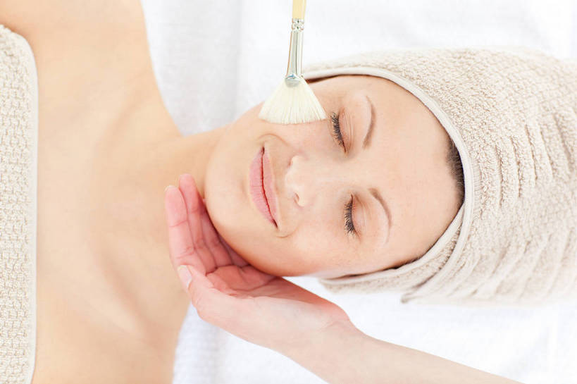 西方人,两个人,按摩师,躺,闭眼,笑,微笑,横图,俯视,室内,白天,床,靠垫,欧洲,欧洲人,握,纺织物,浴巾,床单,靠枕,拿,拿着,被子,化妆刷,刷子,垫子,毛巾,枕头,清洁,握着,保暖,美容工具,被单,透气,按摩床,防水,化妆工具,储水,耐磨,吸水,卧着,年轻女性,女人,女性,白种人,技师,闭眼睛,闭着眼,闭着眼睛,躺着,卧,半身,彩图,高角度拍摄,面膜刷,搓背床,理疗床,美容床,指压床,保健人员