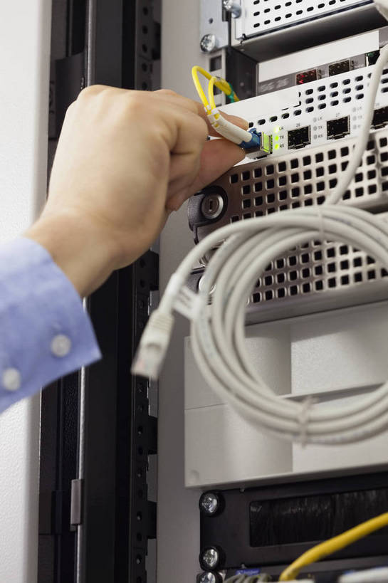 西方人,手,一个人,技术人员,竖图,室内,特写,白天,正面,衬衫,电脑,欧洲,欧洲人,仅一个男性,仅一个人,握,电力,网络,电线,线,电能,拿,线路,拿着,输入设备,通讯设备,开关,工人,仅一个年轻男性,按钮,手部,台式电脑,握着,电,单手,电源,电源线,光驱,主机,机箱,通信设备,能量,光盘驱动器,电脑主机,男人,男性,年轻男性,白种人,员工,技术员,半身,彩图,衬衣,匠人,劳动者,体力工,技工