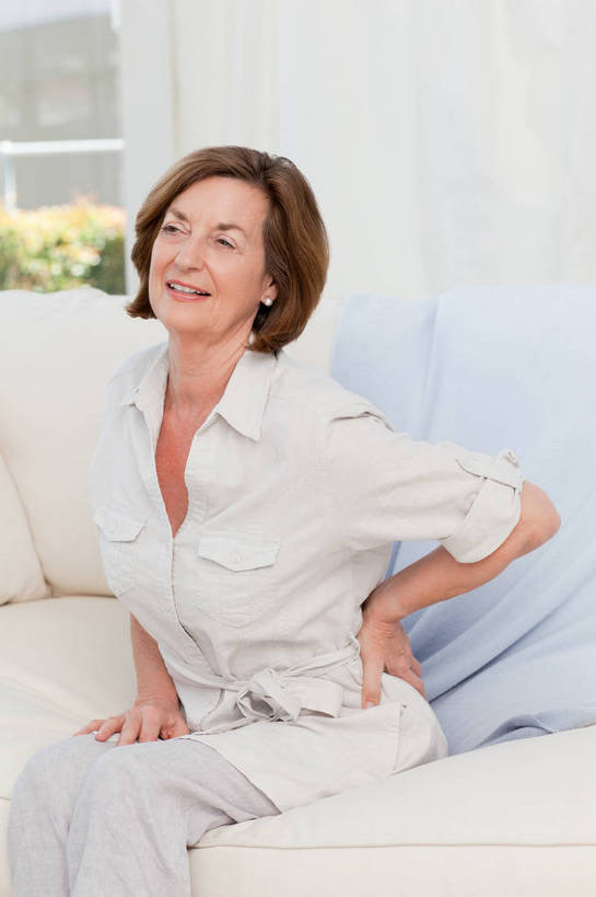 西方人,一个人,客厅,坐,闭眼,摸,竖图,室内,白天,侧面,窗户,靠垫,沙发,欧洲,欧洲人,仅一个女性,仅一个人,抚摸,服装,朦胧,模糊,墙,靠枕,休闲装,玻璃窗,墙壁,墙面,衣服,垫子,枕头,休闲,疼痛,皱眉,休闲服,服饰,仅一个老年女性,起居室,痛苦,布艺沙发,客堂,老年女性,女人,女性,白种人,闭眼睛,闭着眼,闭着眼睛,触摸,接触,坐着,半身,彩图,腰疼,腰痛