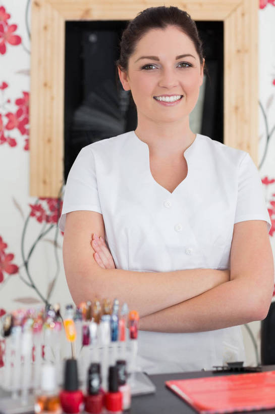 西方人,一个人,美容师,商店,站,笑,双手交叉,微笑,露齿笑,竖图,室内,白天,正面,工作服,制服,壁纸,桌面,桌子,欧洲,欧洲人,仅一个年轻女性,仅一个女性,仅一个人,阴影,装饰,反射,罐子,影子,墙,指甲油,注视,商铺,墙壁,墙面,玻璃制品,白色,玻璃瓶,化妆刷,瓶子,刷子,观察,看,站着,观看,美甲师,美甲店,华丽,修饰,点缀,察看,美容工具,指甲刷,双手抱胸,关注,化妆工具,衬托,美观,雅致,雅观,市肆,商号,工作制服,年轻女性,女人,女性,白种人,墙纸,站立,半身,彩图,工作套服,店铺,指甲店