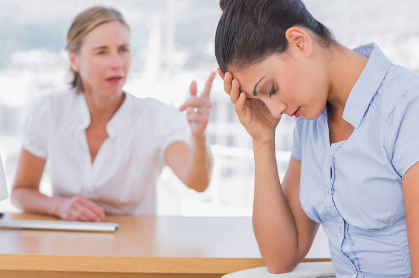 西方人,两个人,同事,商务人士,商务女性,办公室,坐,摸,说,横图,室内,白天,正面,讨论,成功,合作,团队,集体,信心,键盘,窗户,家具,桌子,欧洲,欧洲人,抚摸,阴影,套装,朦胧,模糊,反射,木制,影子,办公桌,注视,输入设备,通讯设备,队伍,玻璃窗,木制品,低头,观察,看,疼痛,责备,观看,指责,头疼,头痛,察看,领导,成就,关注,痛苦,通信设备,商务装,合伙,领袖,工薪阶层,办公家具,叱责,指摘,交流,电脑键盘,年轻女性,女人,女性,中年女性,白种人,白领,上班族,触摸,沟通,讲话,交谈,接触,商讨,说话,谈话,坐着,半身,彩图